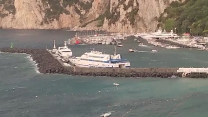 Télécharger la video: Tempesta a Capri, paura per traghetto ma nessun ferito