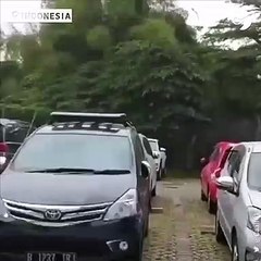 Insólita lluvia cae sobre un solo auto, las imágenes sorprende a la web