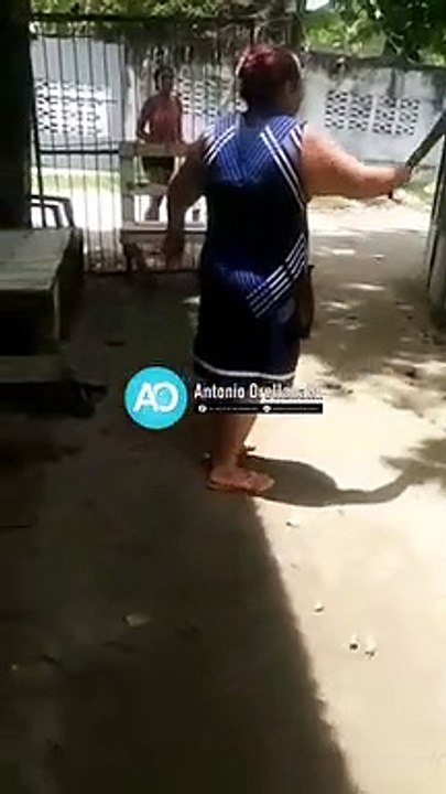 ¡Con machete en mano! Dos señoras discuten en colonia Las Brisas de Tela