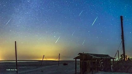 Tải video: Perseidas: chuva de meteoros gera estrelas cadentes 