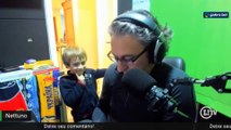 Momento fofura! Filho de apresentador interrompe live para jogar com celular do pai