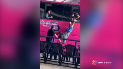 tn7-Video- Pasajeros de autobús golpean y detienen a supuesto ladrón-090822