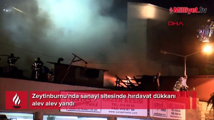 Zeytinburnu'nda sanayi sitesinde hırdavat dükkanı alev alev yandı! Sahibi feryat etti
