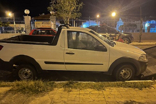 Carro roubado em João Pessoa é recuperado pela PRF às margens da BR-427 em Pombal