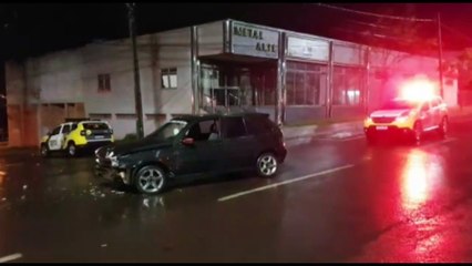 Três carros se envolvem em acidente de trânsito na Avenida Carlos Gomes, no Bairro Bairro Universitário