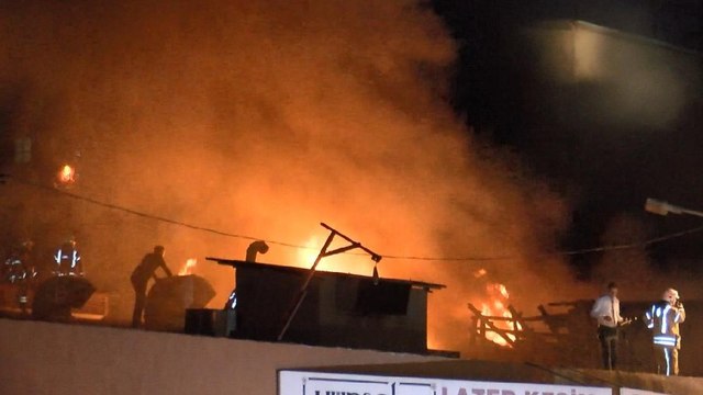 İstanbul’da sanayi sitesinde hırdavat dükkanı alev alev yandı