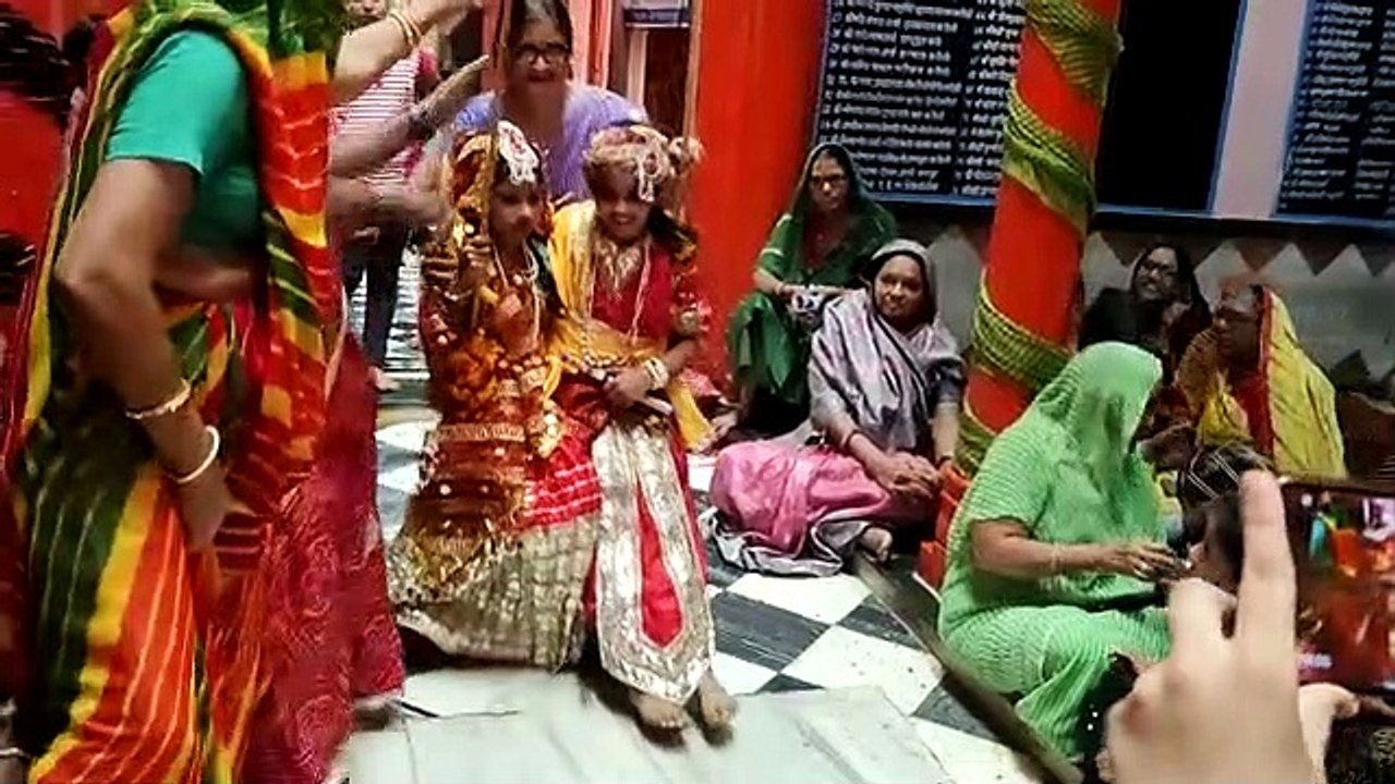 राधा-कृष्ण  की सजाई झांकी और झूला झुलाया