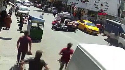 Feci kaza: İki motokurye kafa kafaya çarpıştı