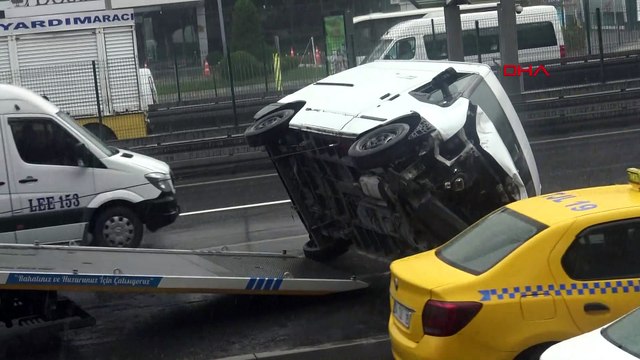 Aydınlatma direğine çarpan minibüs devrildi