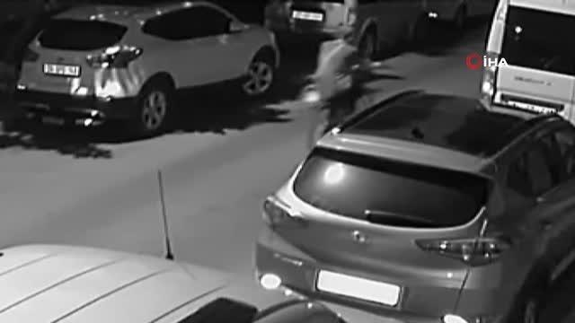 Binaya giren hırsız çanta dolusu ayakkabı ve bisikleti çalıp böyle kaçtı