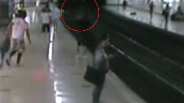 Un policía fuera de servicio salva la vida a un hombre que había caído a las vías del tren en Madrid