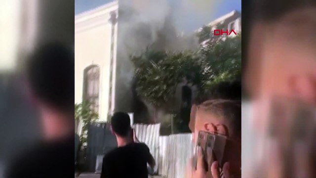 Fatih'te Camcılar Camii'nde yangın çıktı