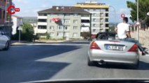 Üstü açık otomobilde tehlikeli yolculuk kamerada