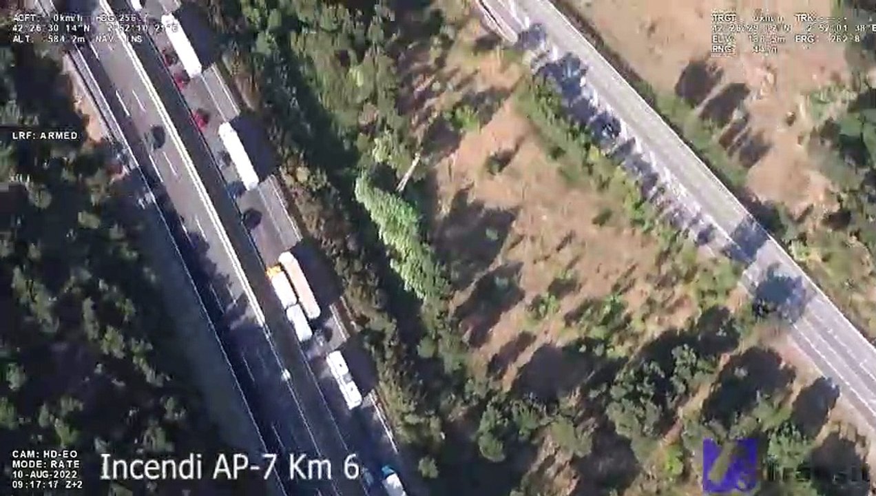 Un incendio en la AP-7 junto a la frontera francesa corta la vía
