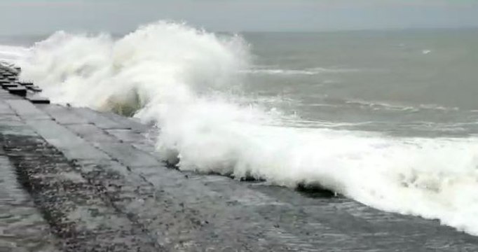 ওড়িশা উপকূলে গভীর নিম্নচাপ, গার্ডওয়াল টোপকে দীঘার মেরিন ড্রাইভে ঢুকছে সমুদ্রের জল |OneIndiaBnegali