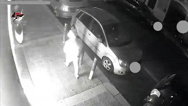 Puglia: dà alle fiamme la saracinesca di un negozio e ricatta il proprietario. Arrestato 48enne nel barese - VIDEO