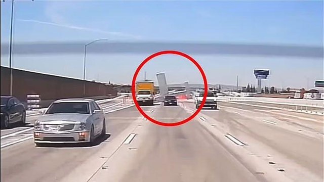 Uçak trafiğin ortasına düştü: Herkes bir anda neye uğradığını şaşırdı