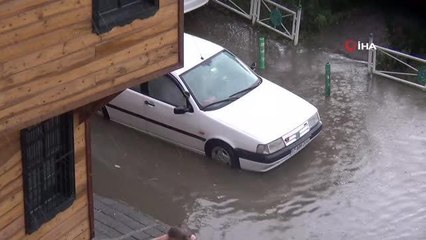 Suda mahsur kalan arabasını iterek böyle kurtardı