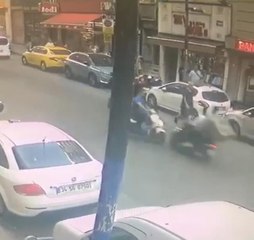 İlginç kaza kamerada: İki motosikletli kafa kafaya çarpıştı