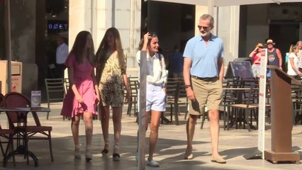 Los Reyes y sus hijas sorprenden a vecinos y turistas dando un paseo por Palma
