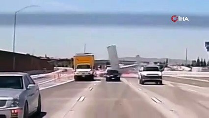 Uçak otoyola araçların içine düştü