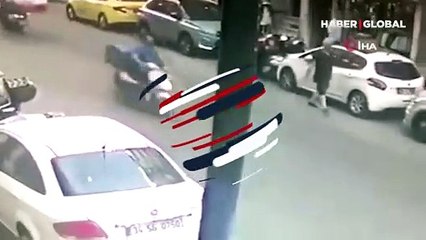 Sipariş yetiştirmeye çalışan iki motosikletli kafa kafaya böyle çarpıştı