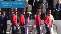 El gesto del Rey en la entrada y salida de la espada de Bolívar del escenario
