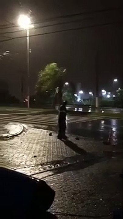 Chuva interdita rua em Florianópolis