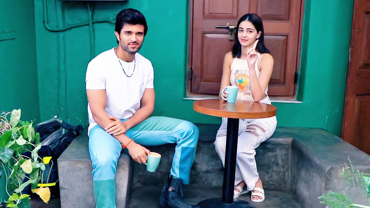 Vijay Deverakonda & Ananya Panday Enjoy Coffee In Mumbai Monsoon