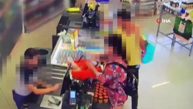 Müşteri gibi geldiği markette cep telefonu çaldı, alışverişe devam etti
