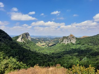 Les roches Tuilière et Sanadoire vers le lac de Guéry dans le Puy de Dôme