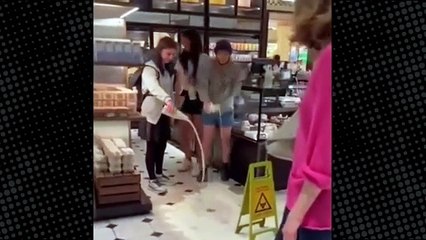 Veganlardan büyük eylem! Marketteki süt reyonunu talan edip sütleri yere döktüler