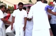 வேட்டி அவிழ்ந்தது கூட தெரியாமல் முந்தியடித்த தொண்டர்!