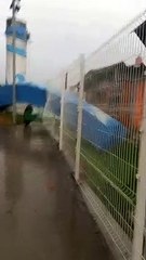 Portal dos golfinhos de Balneário Piçarras desaba durante passagem de ciclone por SC