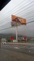 Outdoor desaba com a força do vento em Porto Belo e assusta moradores