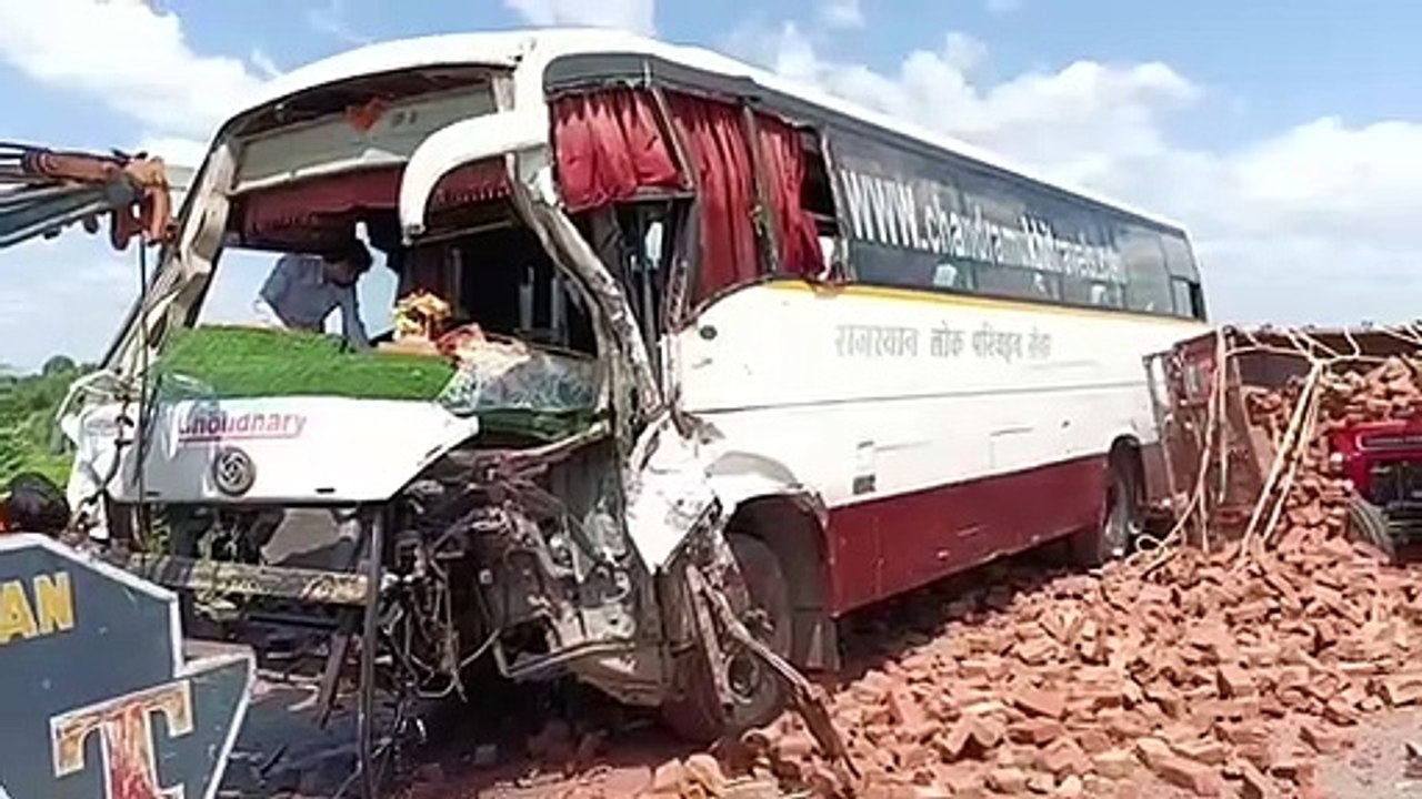 VIDEO: तेज रफ्तार लोक परिवहन बस ने ईंटों से भरी ट्रैक्टर-ट्रॉली को मारी टक्कर, करीब एक दर्जन लोग हुए घायल