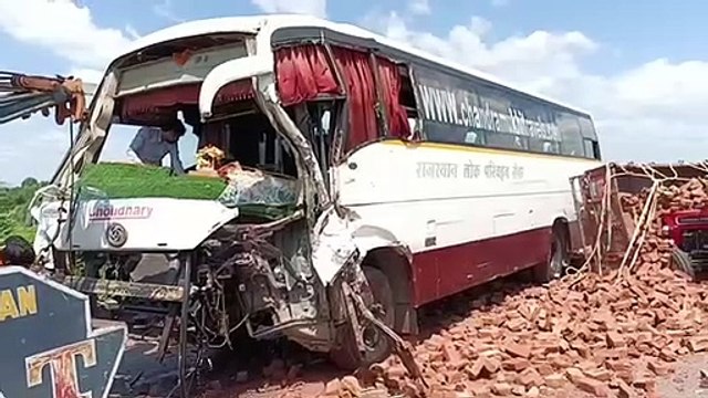 VIDEO: तेज रफ्तार लोक परिवहन बस ने ईंटों से भरी ट्रैक्टर-ट्रॉली को मारी टक्कर, करीब एक दर्जन लोग हुए घायल