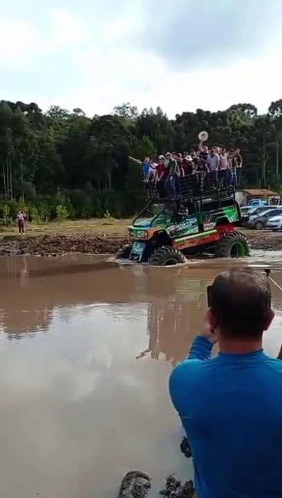 Un groupe tente de traverser un étang sur le toit d'un Monster Truck