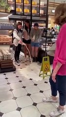 Yere süt dökme eylemi yapan veganlar eleştiri yağmuruna tutuldu