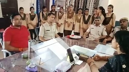 बालिकाओं ने रक्षकों की कलाइयों पर बाँधी राखियां