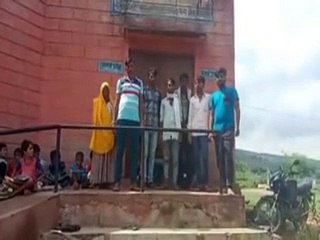 Télécharger la video: Bundi villagers protested: समय पर नही खुला विद्यालय, सरपंच व ग्रामीणों ने जताया विरोध-video