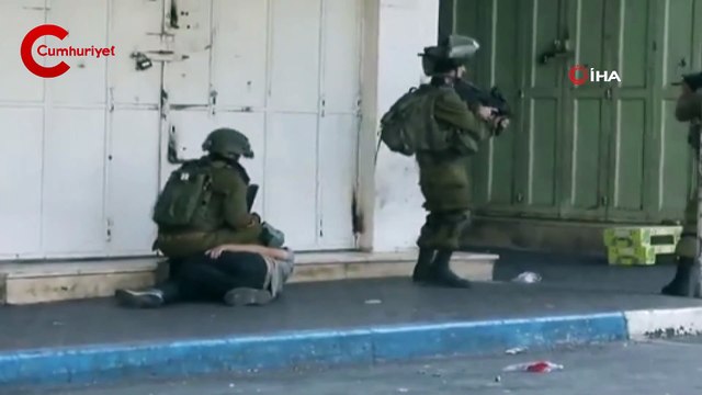 İsrail askerleri, Filistinli genci yerde sürükleyerek gözaltına aldı