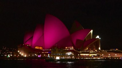 Omaggio a Olivia Newton-John, il teatro di Sydney tutto in rosa