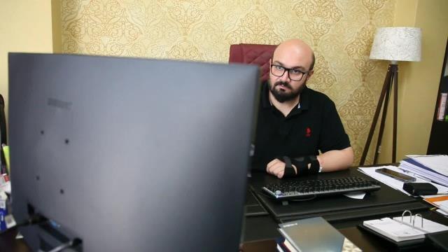 Haciz İşlemi Esnasına Saldırıya Uğrayan Avukat Pektaş: Hiçbir Avukat Sizin Dosyanızın Tarafı Değil. Sizin Karşı Tarafınız, Rakibiniz ya da...