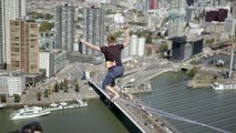 Slackline : le funambule Jaan Roose relie deux tours de Rotterdam à 180 mètres de haut