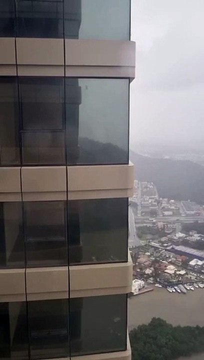 Yachthouse balança com ventania de ciclone em Balneário Camboriú