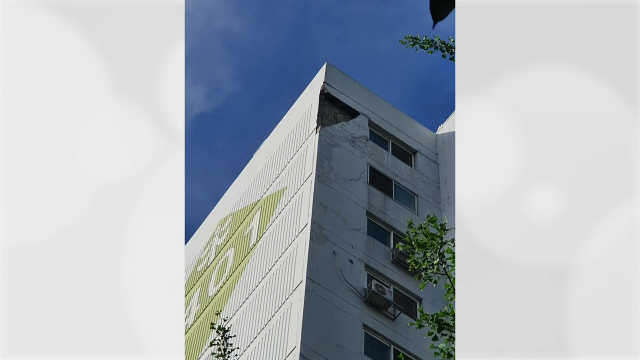 목동 아파트 외벽 일부 부서져 추락...승용차 1대 파손 / YTN
