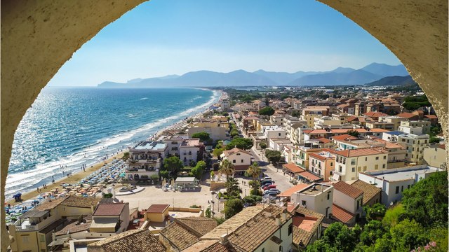 L'Italie installe des points de baisers , endroits où les touristes sont incités à s'embrasser