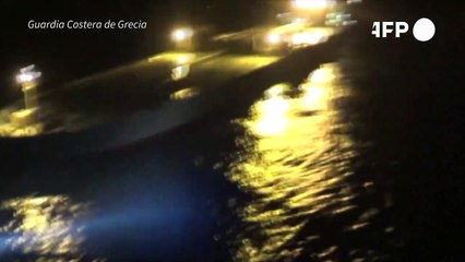 Buscan a decenas de migrantes que naufragaron en el mar Egeo