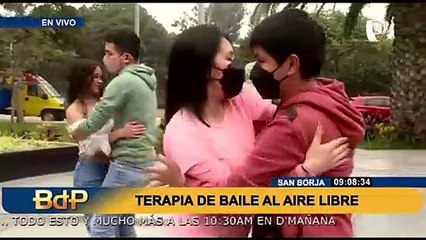 Así es la beneficiosa terapia de baile al aire libre